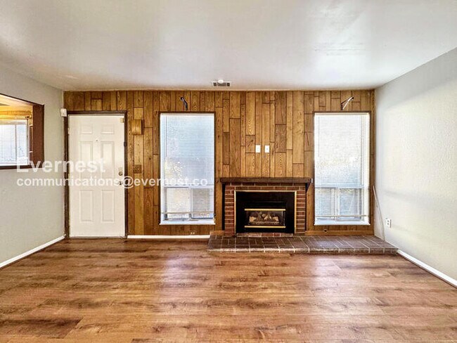 Building Photo - PROMO: Half Off the First Month's Rent! / 3 Bed, 1 Bath Townhome with Garage & Fenced Yard