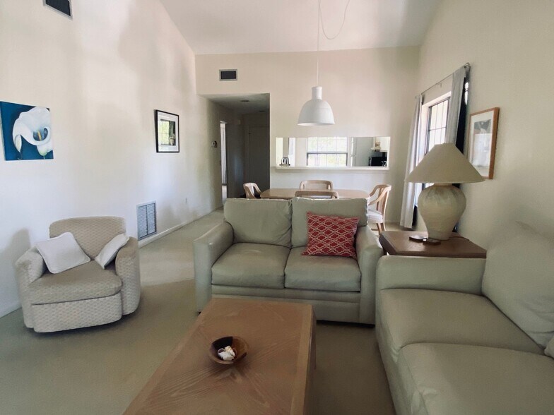 Building Photo - 4727 Winslow Beacon