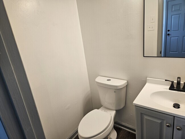 Building Photo - 415 College Dr