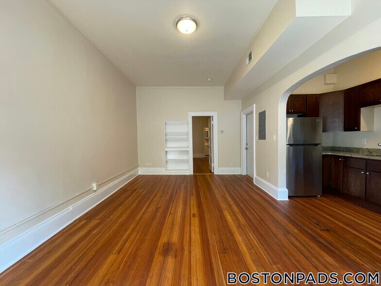 Building Photo - 1463 Beacon St