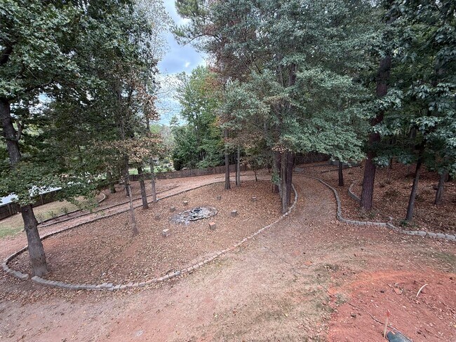 Building Photo - This beautiful brick home is located in Villa Rica and includes 6 bedrooms and 4.5 bath!