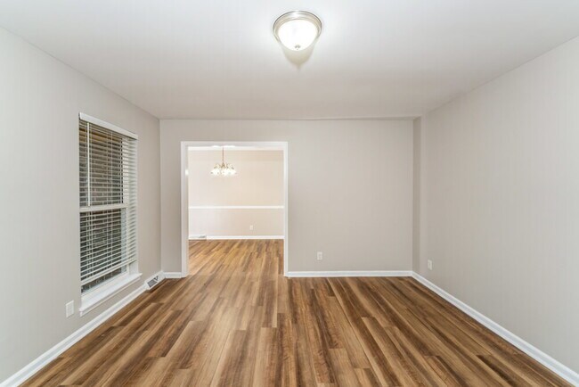 Building Photo - 1831 Mara Dr NE