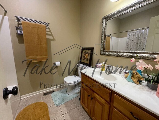 Building Photo - 4 Bedroom Home in Kickapoo District!