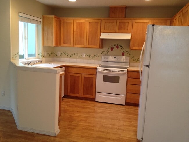 Building Photo - 35413 Oakwood Dr
