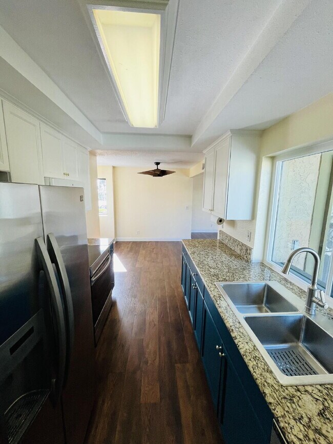 Building Photo - $2,695 - 2 Bed 2 Bath updated Condo in Del Cerro
