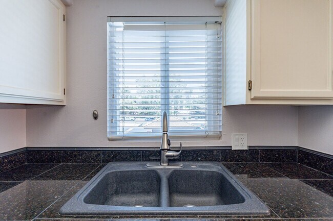 Building Photo - Chandler's Best-Kept Secret: Spacious Cond...