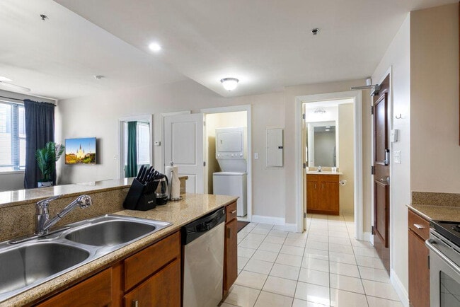 Building Photo - 925 Common St