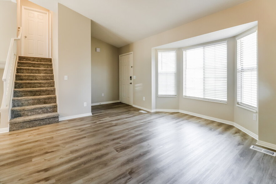 Building Photo - 5831 S Clear Vista Dr