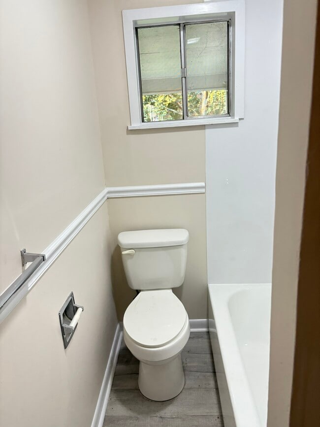 Building Photo - 510 Dickson St