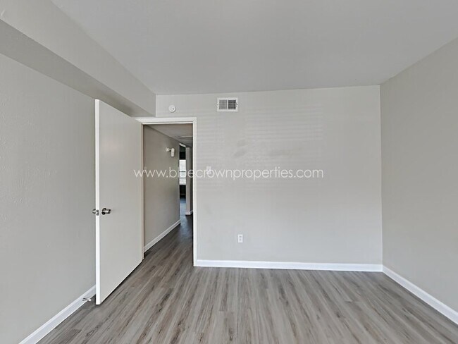 Building Photo - 5105 Skillman St