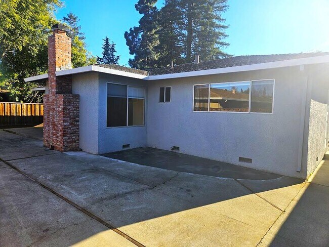 Building Photo - 808 Moraga Dr