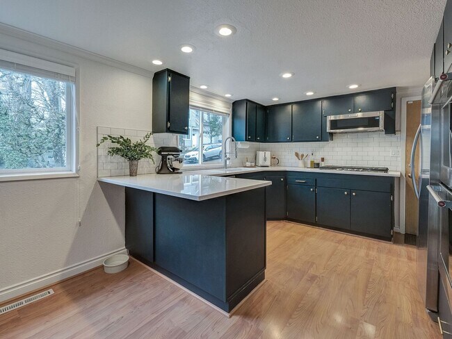 Building Photo - Chic Urban Oasis in Hillsdale