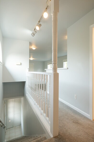 Building Photo - 933 29th Ave S