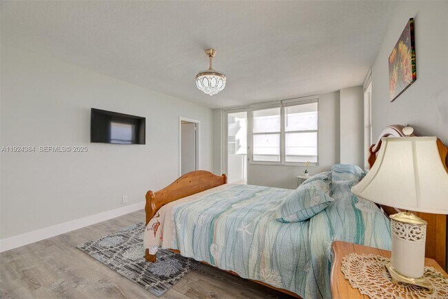 Building Photo - 3725 S Ocean Dr