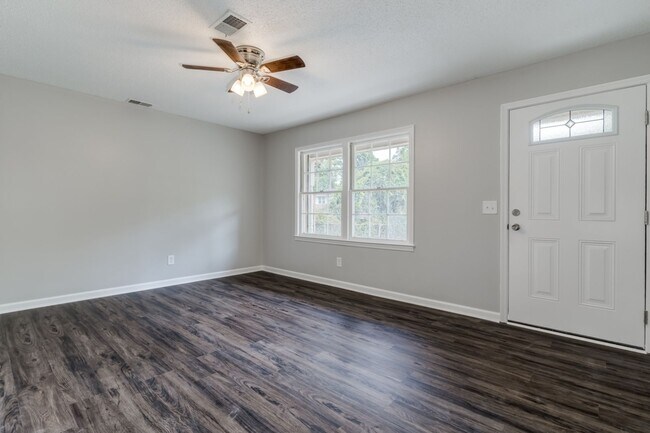 Building Photo - Spacious Home with Modern Comfort in 29223