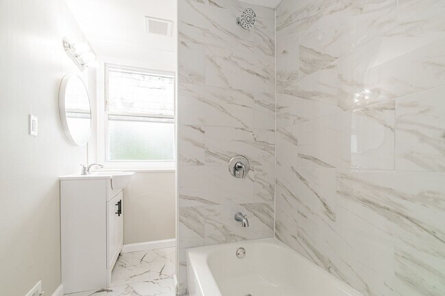 Building Photo - Newly Renovated Three Bedroom house in Par...