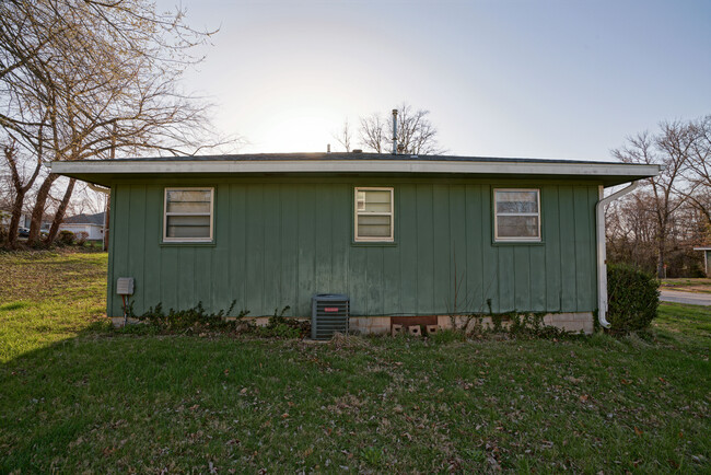 Building Photo - 1008 W Lakewood St