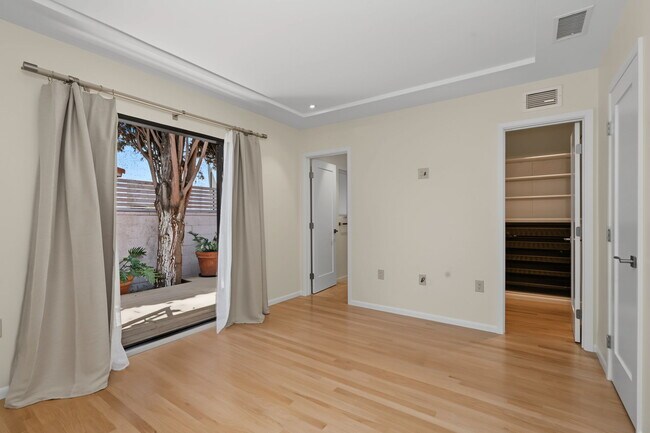 Building Photo - 9001 Rosewood Ave