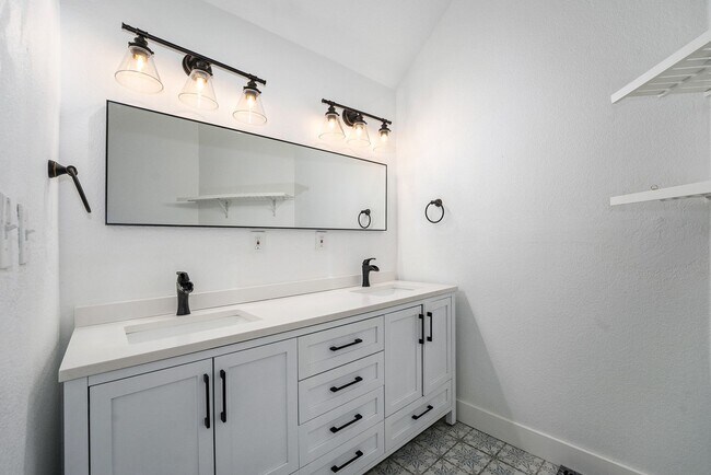 Building Photo - 4 Bed 2.5 Bath Available Now in Sloans Lake!