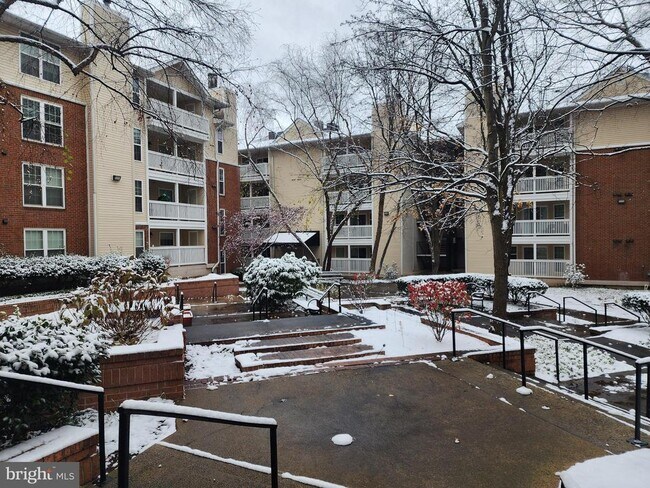 Building Photo - 1504 Lincoln Way