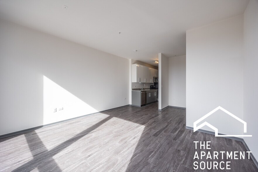 Building Photo - 2340 N California Ave