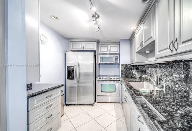 Building Photo - 5600 N Flagler Dr