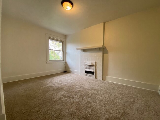 Building Photo - Charming Three Bedroom Townhouse in Squirr...