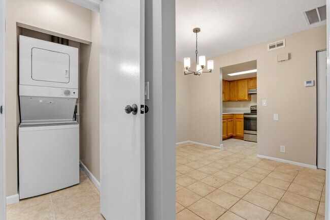 Building Photo - Lovely 1/1 condo in Winter Springs ~ Fresh...