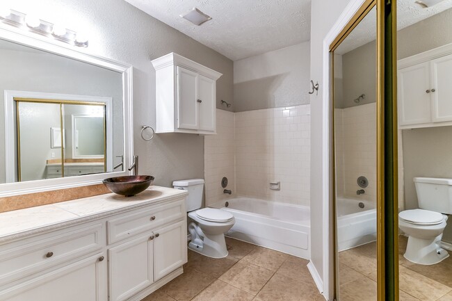 Building Photo - 3823 Ebury Dr