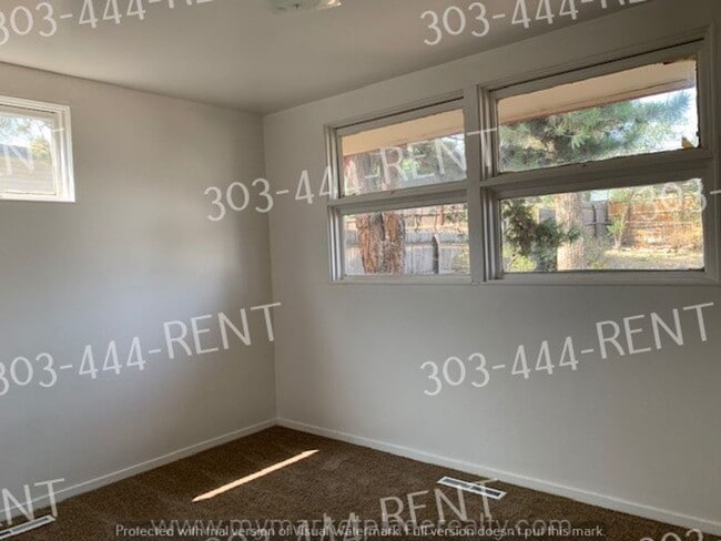 Building Photo - 3 bedrooms, 1 bathroom