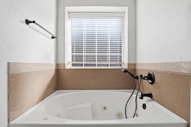 Building Photo - 4900 Cypress Lake Dr