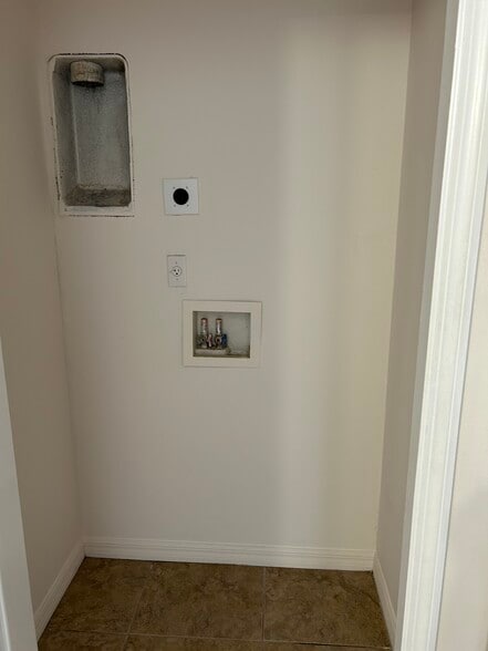 Laundry hookups - 2677 SE Delmar St