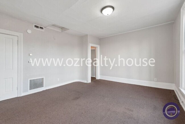 Building Photo - 1016 Mallet St