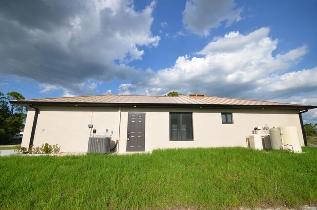 Building Photo - 1234 Bermar St