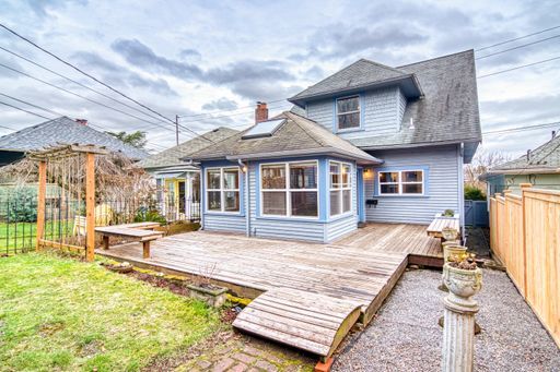 Building Photo - Beautiful 3 Bedroom Home in the Heart of Q...