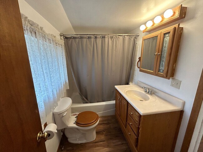 Building Photo - Country Living