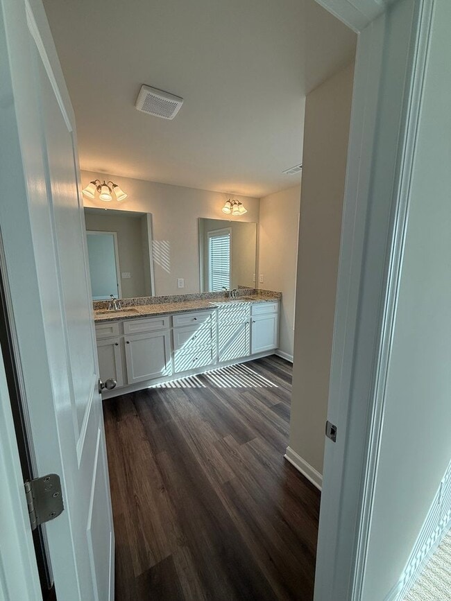 Building Photo - Townhome