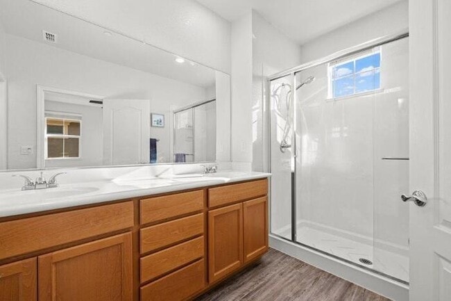 Building Photo - Beautiful Solar 3/2 located in Roseville! Across from Park! Gated Community!