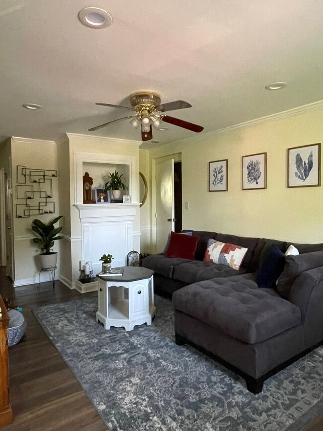 Building Photo - 3930 Azalea Dr
