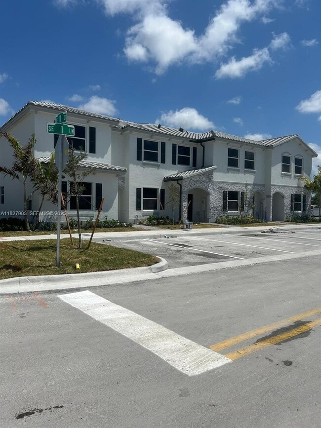 Building Photo - 1172 SE 1st Ave