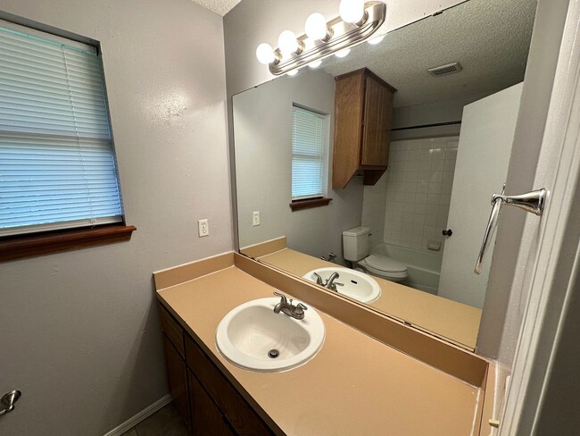 Building Photo - 3bed/2bath Home Available in Norman!