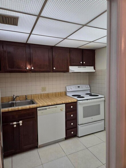 Building Photo - 3750 Inverrary Dr