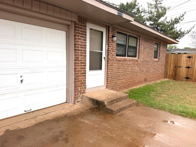 Building Photo - Cute, Cozy & Clean!