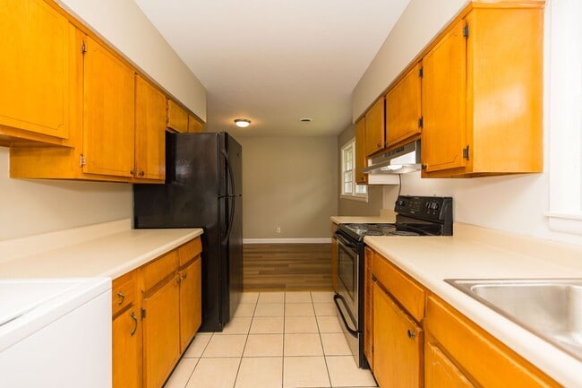 Building Photo - 3 Bedroom