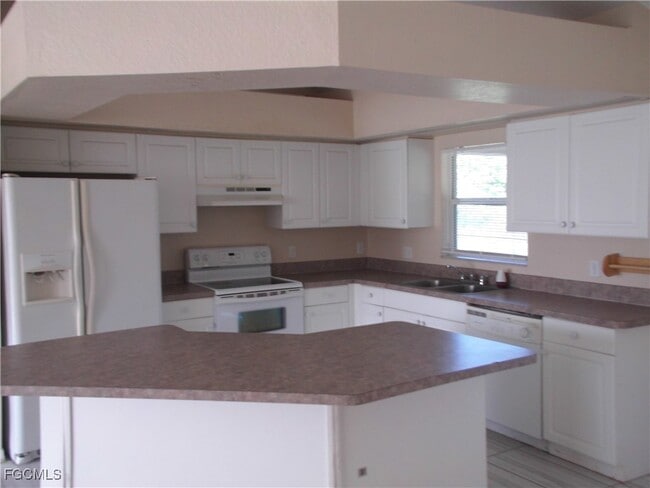 Building Photo - 845 Wolverine St E