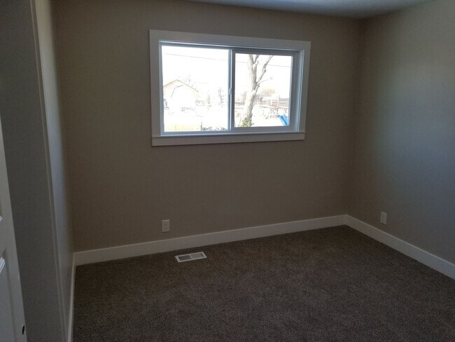 Building Photo - Spacious 5-Bedroom Magna Home with Deck and Ample Parking