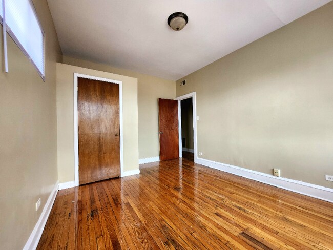 Building Photo - 1549 N Waller Ave