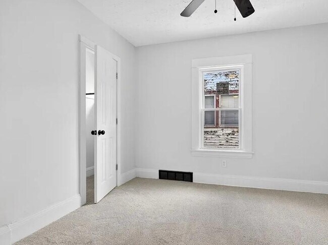 Building Photo - 9418 Parkview Ave