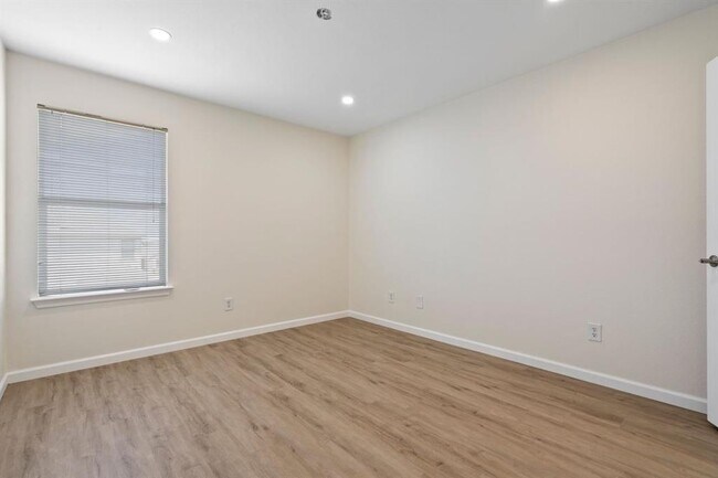 Building Photo - 101 Redwood Dr