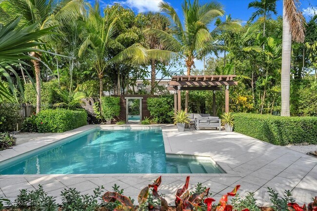 Building Photo - 863 NE 90th St